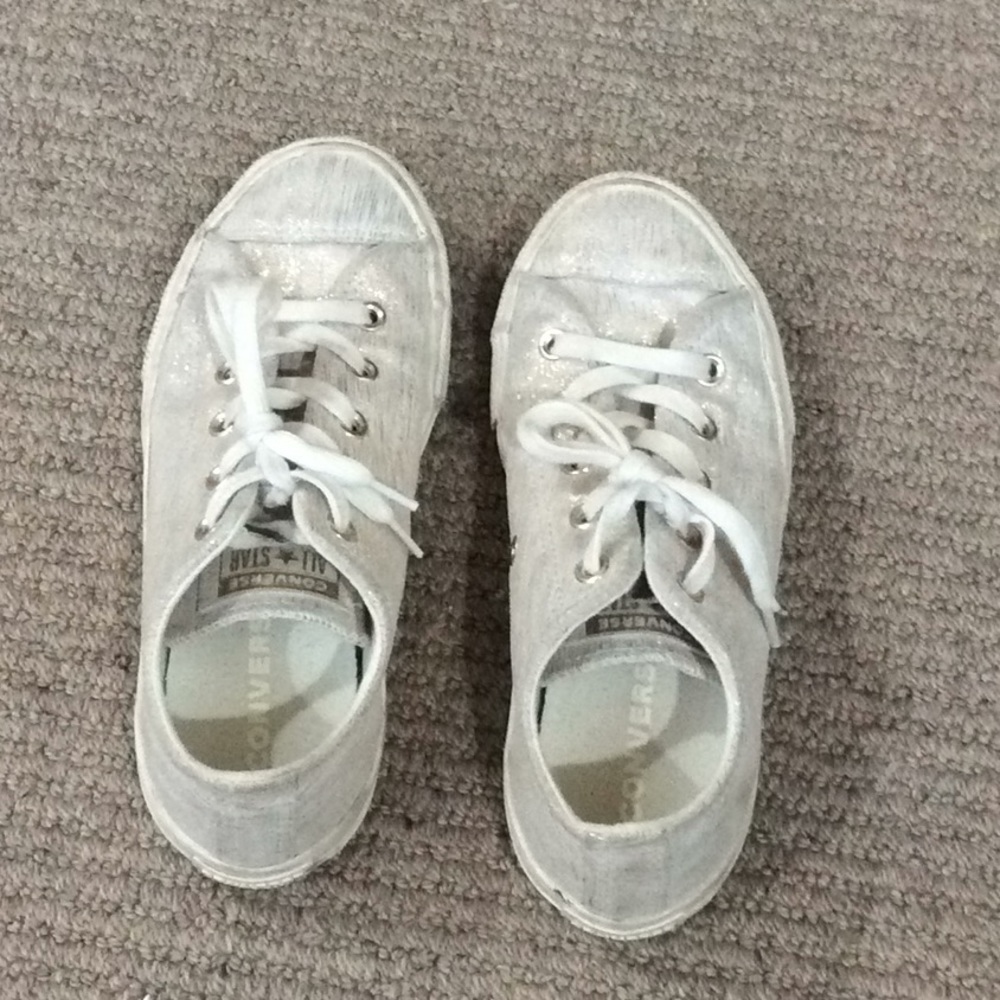 white/gold low top converse